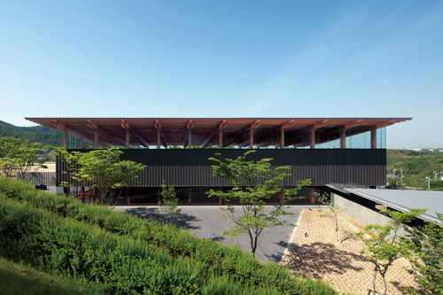 Kobe International Junior & Senior High School Harmonie Hall [Hyogo]