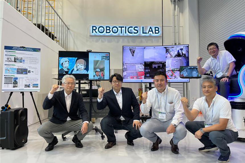 韓国の展示会で「TawaRemo」を展示、左から3番目が永田さん