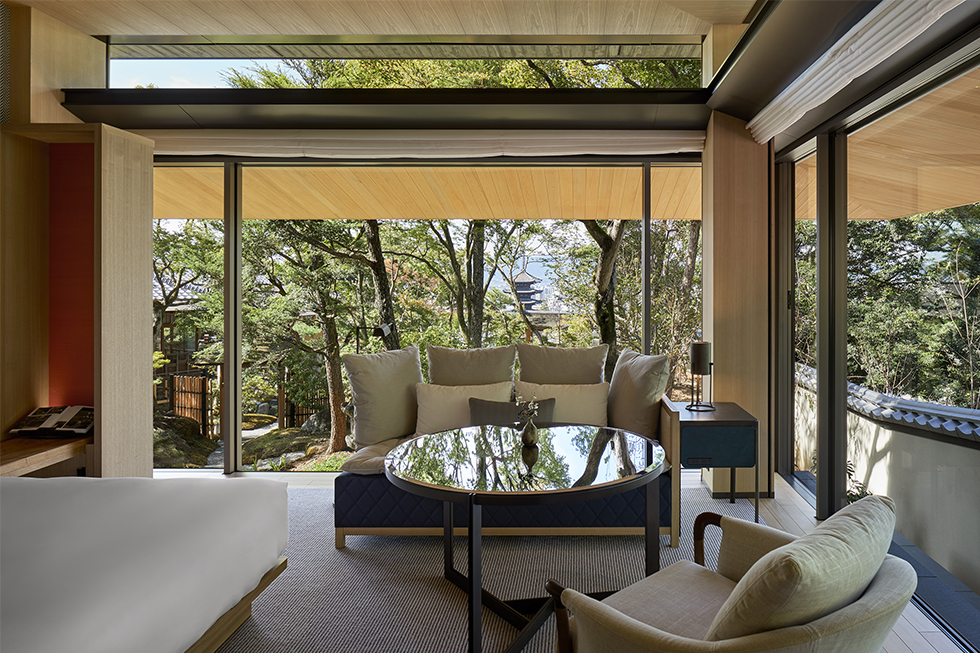 パークハイアット京都の客室　客室の軒庇を敢えて低位置に設け、庭園や景色との一体感をつくりだしています。