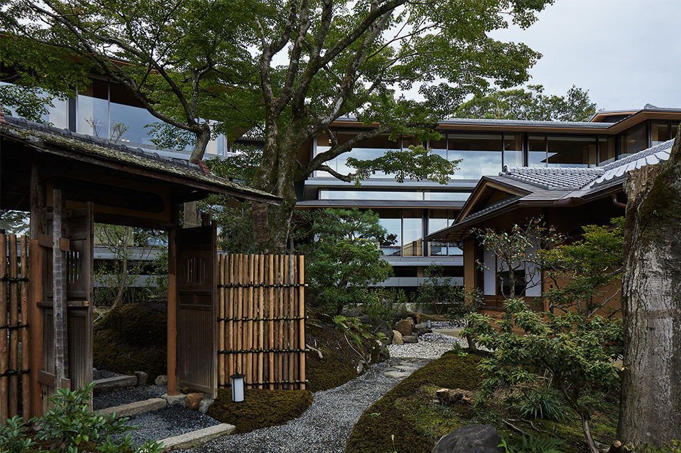 山荘 京大和の翠紅館と庭園に調和するパークハイアット京都の客室棟