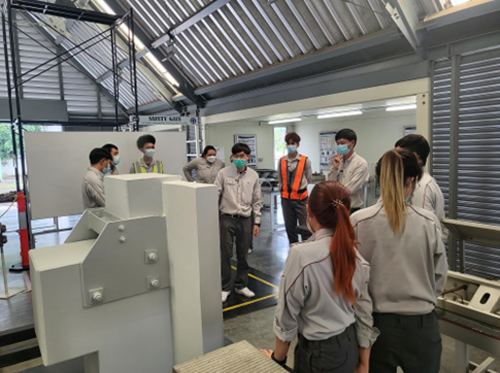 実物を見ながらの研修