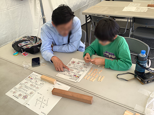 お父さんと一緒に手順書をよく見て組み立て