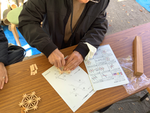 説明書を見ながら、台紙の上で組み立て