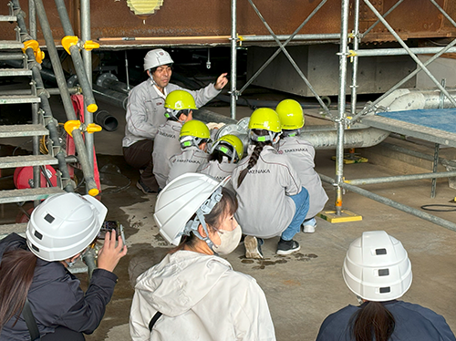 免震装置を間近で見学している様子