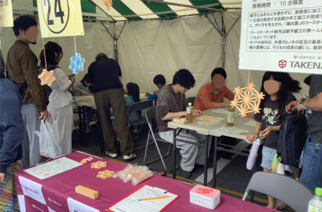 大盛況のため、受付要員も急遽組立応援に