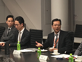 ディスカッションの様子(本村氏(右)、ファシリテーター花里准教授(中央左))