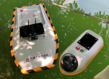 超小型水上ドローン海床ロボットMINI（左）MICRO（右）