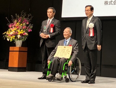 写真左から　竹中工務店 取締役執行役員副社長 菅　順二　新柏クリニック前理事長　木村靖夫　国土交通省　堂故 茂　国土交通副大臣