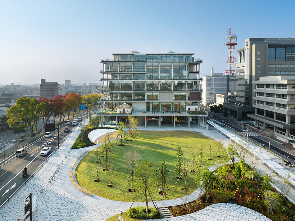 鳥瞰全景 芝生広場とひとつながりの立体的な公園のような公共空間（撮影：ナカサアンドパートナーズ）　