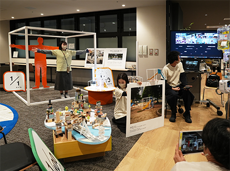 スケールについて当社社員が説明する様子