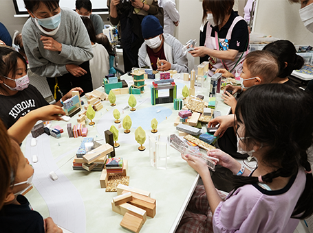 ブロックを使い子ども達がまちづくりをする様子