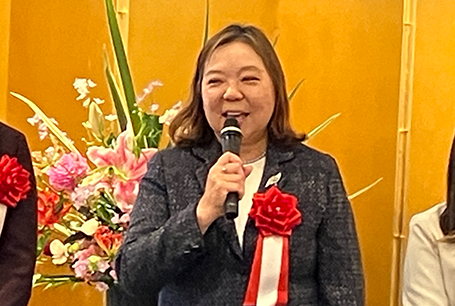 受賞のコメントをする谷地富美子
